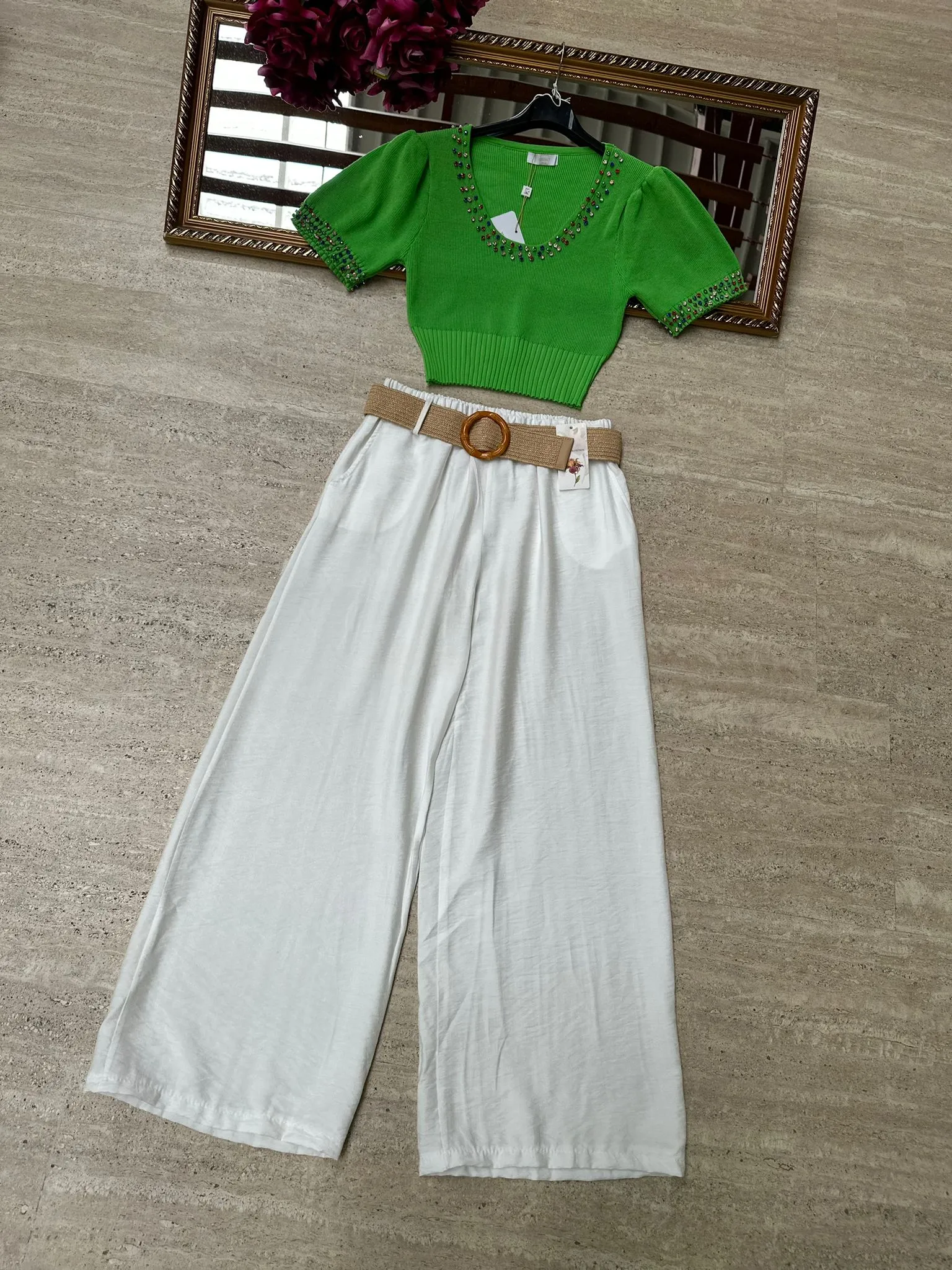 Maglia con decorazioni gioielli