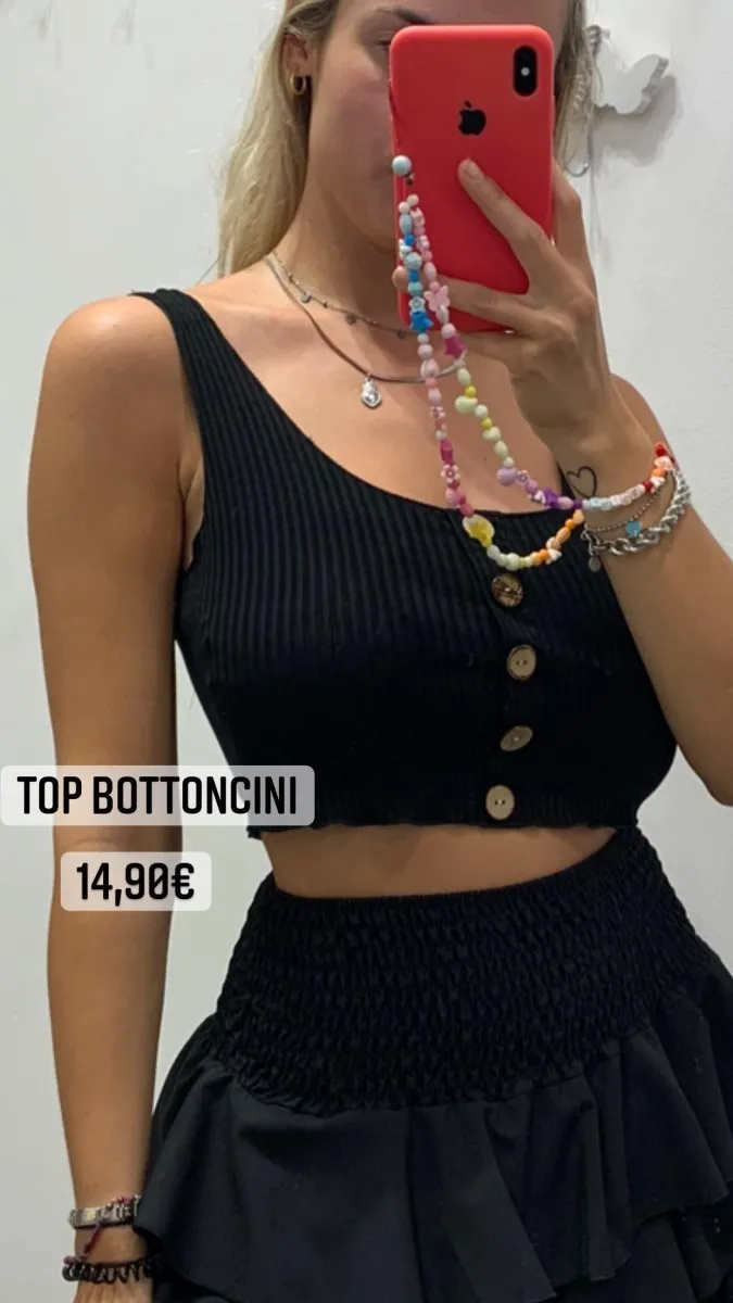 Top nero a costine con bottoni a contrasto